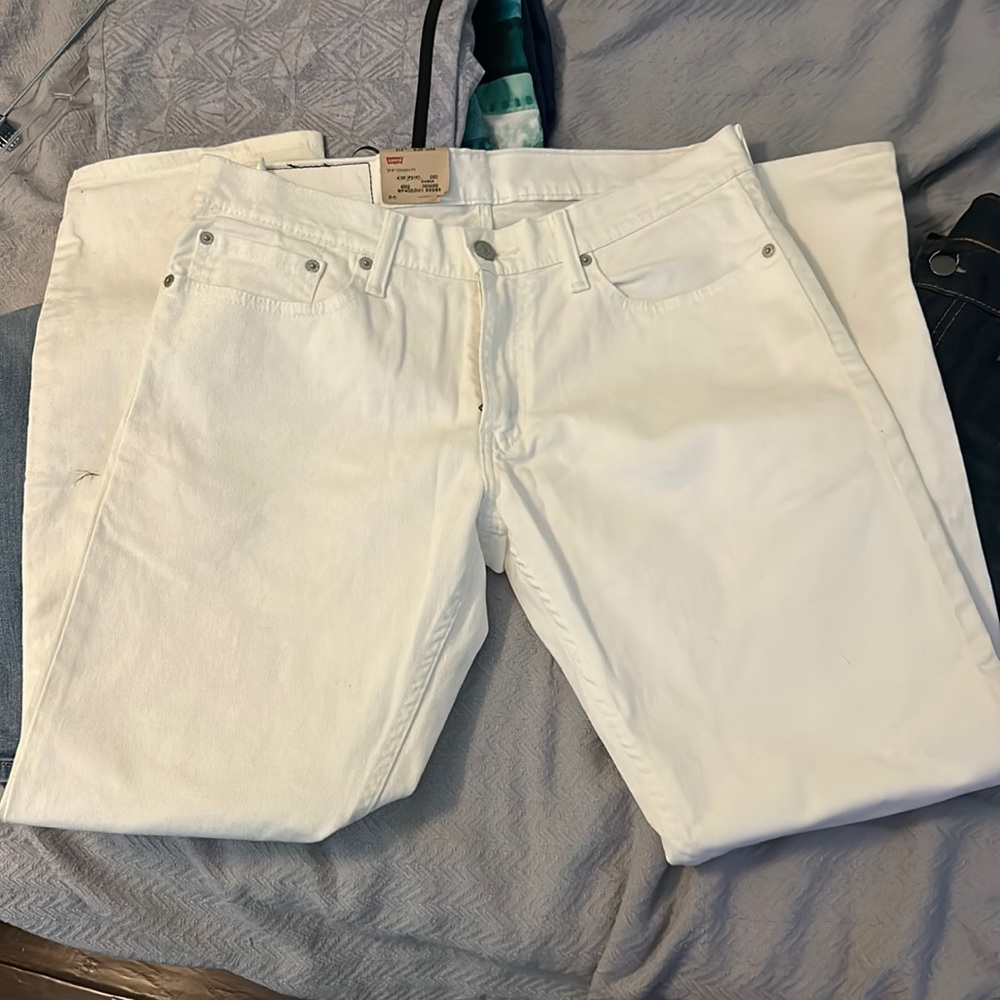 Men’s white Levi’s jeans